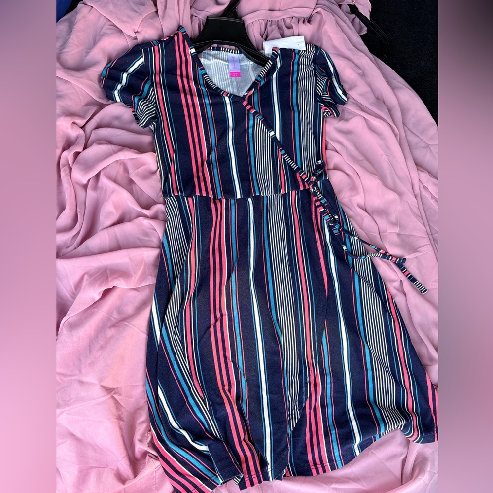 No Boundaries Girls' Gray Stripe Top with Pink Trim